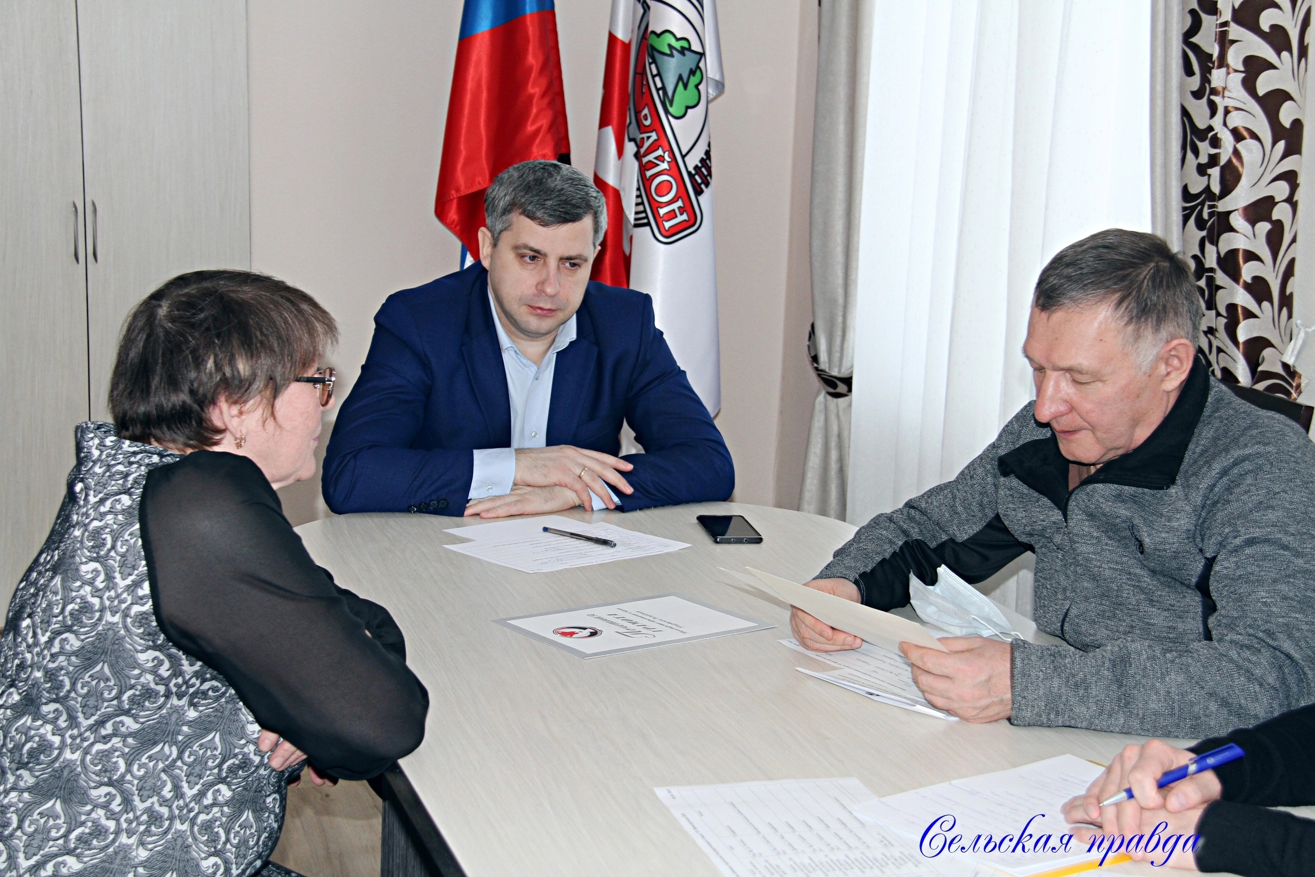 1 марта председатель Государственного Совета Владимир Невоструев провёл в Ярском районе личный приём граждан. На приёме присутствовал глава округа Александр Старцев..