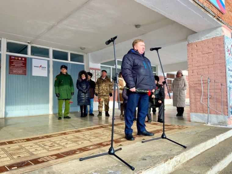 В Ярском районе открыли мемориальную доску военнослужащему, погибшему при исполнении воинского долга в ходе специальной военной операции.. В Ярском районе открыли мемориальную доску военнослужащему, погибшему при исполнении воинского долга в ходе специальной военной операции..